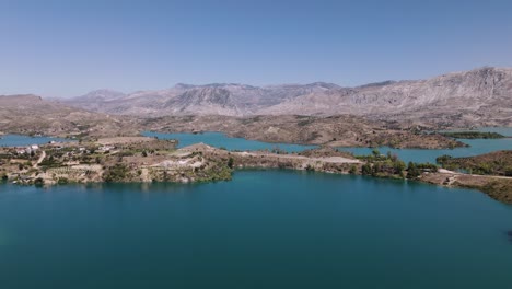 cinematográfica que establece la vista del lago verde, las montañas de tauro pavo al mediodía