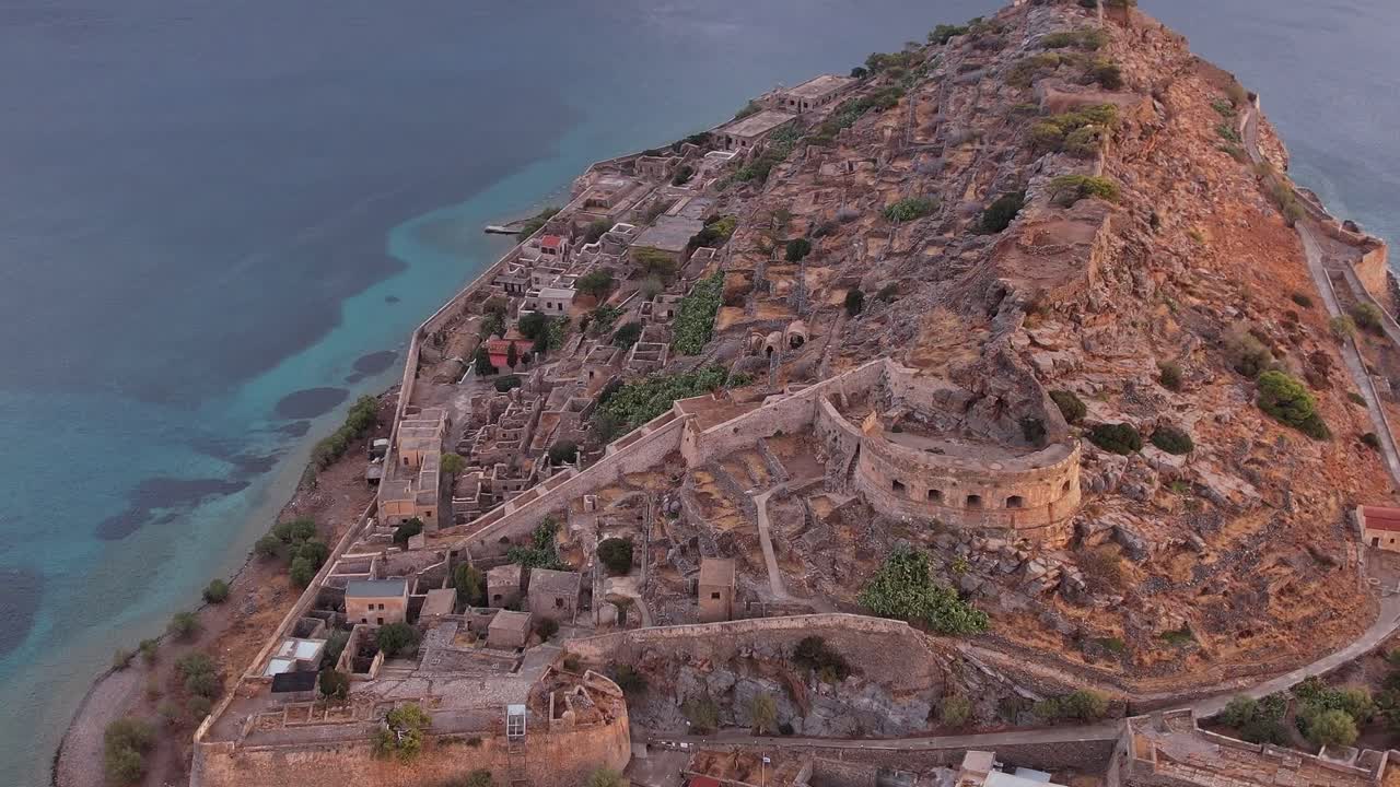 Vista aerea di un'antica fortezza sull'isola e di una città costiera
