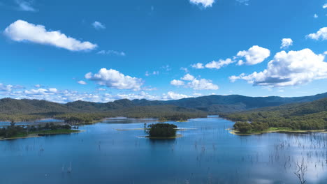 Luftkreuzfahrten-über-Dem-Azurblauen-Wasser-Des-Teemburra-Staudamms,-Gefüllt-Mit-Geisterhaften-Baumstämmen,-Die-Aus-Dem-Wasser-Ragen