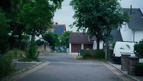 Nachbarschaft-Spaziergang-Straße-Fallen-Launisch-Grauer-Himmel-Straße