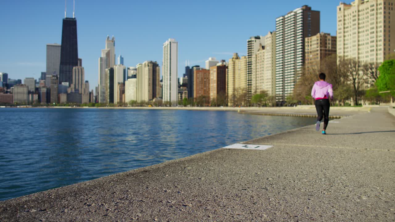 아프리카계 미국인 여성이 스마트폰으로 놀고 있다.
