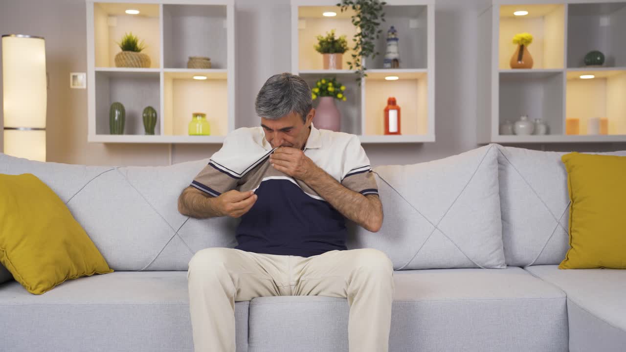 el viejo que huele bien es feliz.