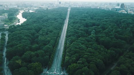 antena de drones de la columna de la victoria de berlín durante el amanecer para revelar la ciudad de berlín