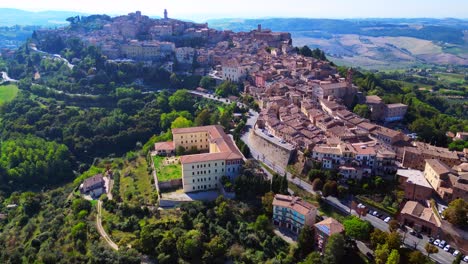 Toller-Flug-Von-Oben-Aus-Der-Luft,-Montepulciano,-Toskana,-Mittelalterliches-Bergdorf