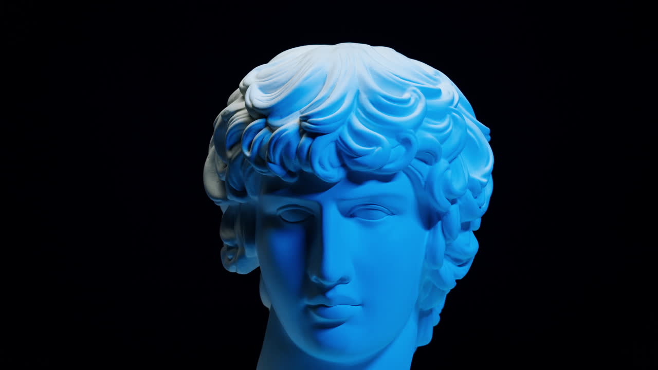 Busto maschile classico rotante illuminato da luce blu