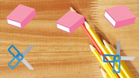 animación de tijeras y libros escolares que se mueven sobre lápices en el escritorio de la escuela