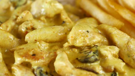 curry de pollo con patatas fritas