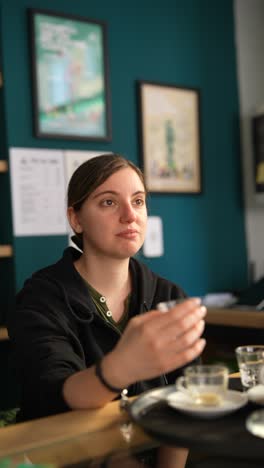 mujer disfrutando de café en una cafetería