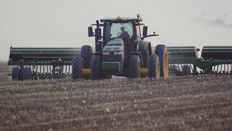 Tractor-Moderno-En-El-Campo-Agrícola