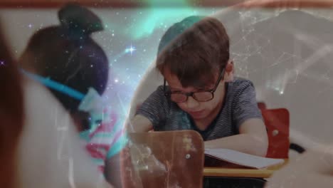 Animation-Eines-Leuchtenden-Globus,-Der-Sich-über-Schulkindern-Dreht,-Die-Im-Unterricht-Schreiben