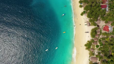 Cabañas-De-Vista-Aérea-En-La-Playa-Y-Agua-Turquesa-Con-Barcos-En-La-Isla-De-Asu,-Norte-De-Sumatra,-Indonesia