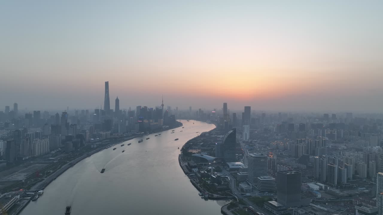 vista aérea de drones de la puesta de sol en el río huangpu en el centro de shanghai, china
