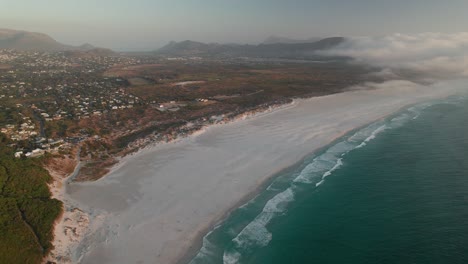 Paisaje-Marino-En-Noordhoek,-Ciudad-Del-Cabo-Al-Atardecer---Toma-Aérea