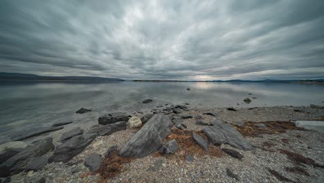 Las-Nubes-Tormentosas-Se-Mueven-Rápidamente-Sobre-La-Superficie-Espejo-Del-Fiordo-Y-La-Playa-De-Guijarros.