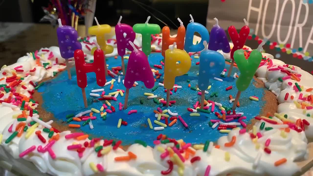 feliz pastel de cumpleaños, velas y salpicaduras