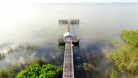 volando sobre un muelle junto al lago de florida en una hermosa y tranquila tarde de primavera