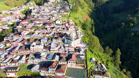 Drohnenaufnahme-Von-Bunten-Häusern-Auf-Berg-,-Moschee--Und-Plantagenfeldern-Während-Des-Sonnenuntergangs---Butuh,-Indonesien