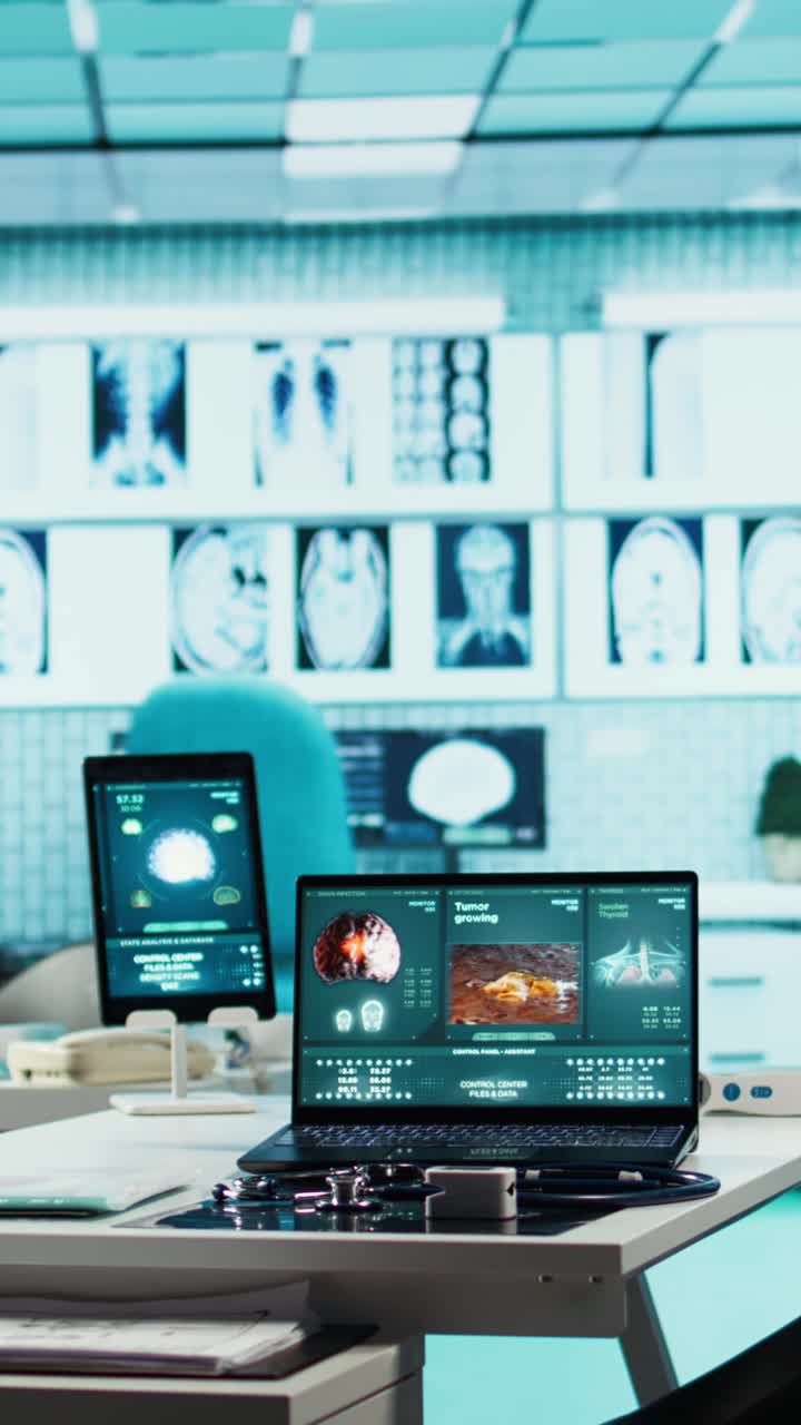 Studio medico moderno con strumenti diagnostici digitali e scansioni cerebrali