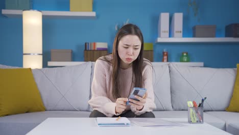 Mujer-Joven-Asiática-Frustrada-Por-Los-Trabajos-En-La-Oficina-Del-Hogar.