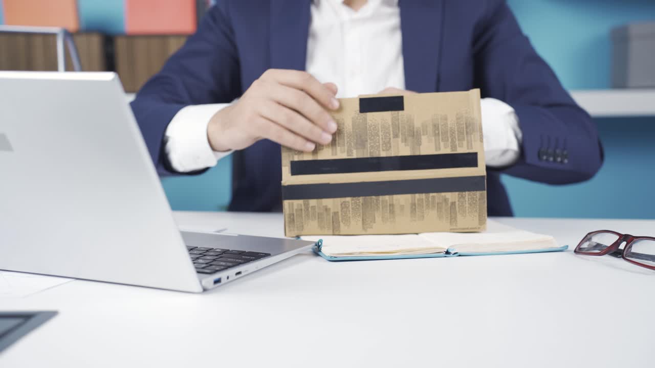 hombre de negocios abriendo paquetes de compras en línea. pedido, entrega de carga.