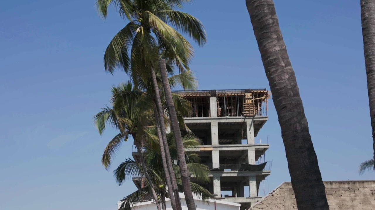 Cantiere di un hotel in costruzione presso la spiaggia di Las Brisas a Manzanillo, Colima, Messico. Tilt-down.