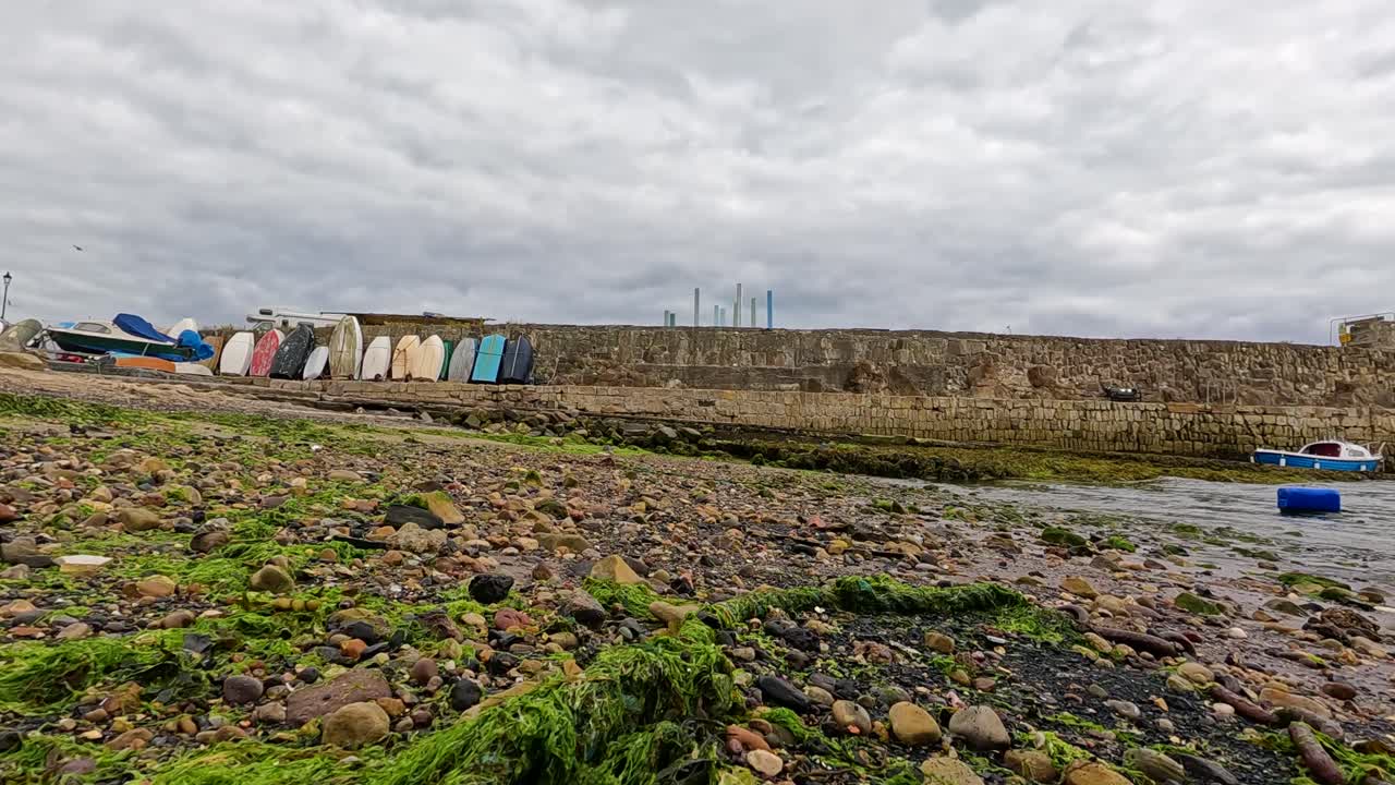 explorando la playa rocosa y los barcos coloridos en fife