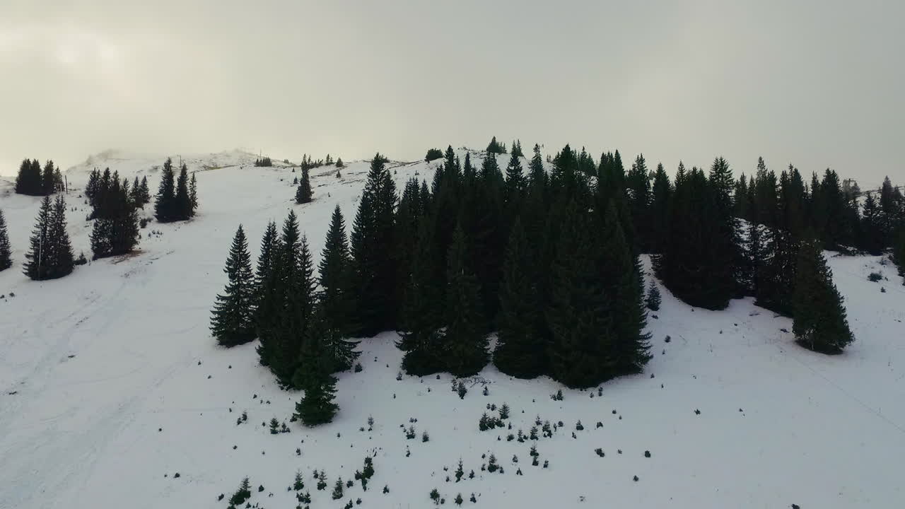 vista aérea del deporte turístico, zona de esquí y complejo recreativo en la montaña jahorina, bosnia y herzegovina