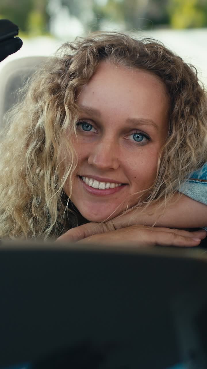mujer sonriente con el cabello rizado