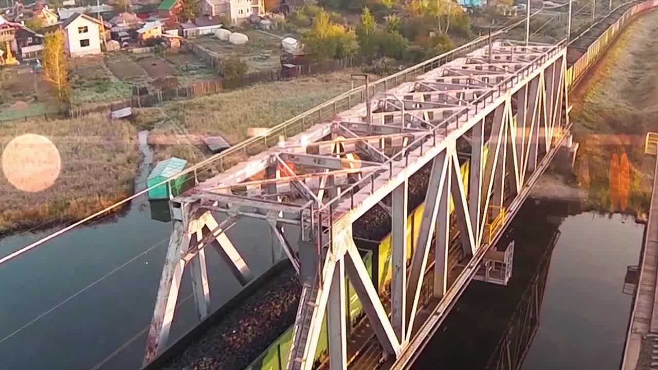 가을 풍경 으로 강 을 가로지르는 기차 다리