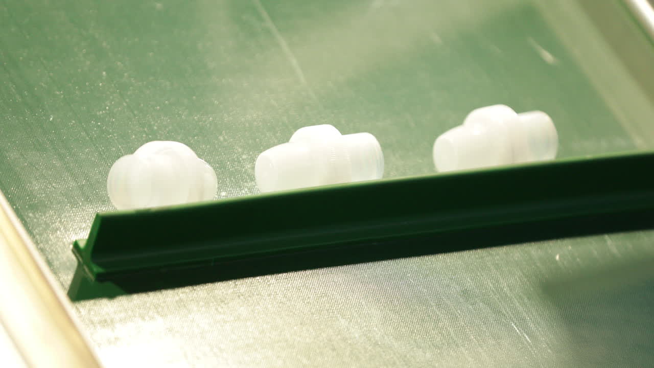 사출 성형 공장의 컨베이어 벨트에 있는 반제품 플라스틱 제품