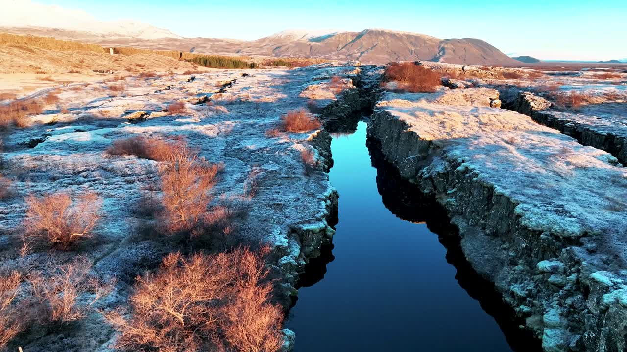 Gletsjere fyldte sprækken mellem tektoniske plader i Thingvellir Nationalpark, Sydisland.