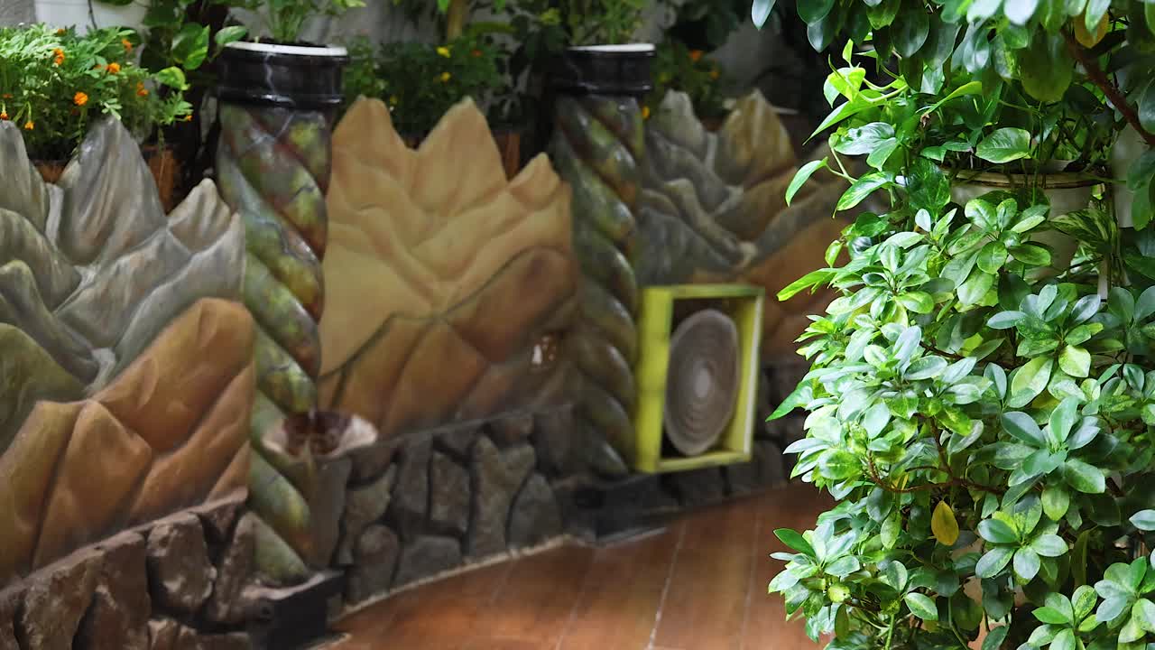 una mariposa revoloteando en un jardín vibrante