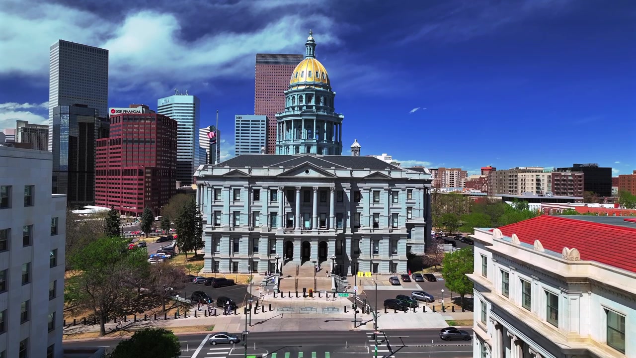 Capitol Hill Civic Center Park, Capitol-bygningen, luftfoto fra drone, downtown Denver Colorado, Lodo bybillede, solrig forårsmorgen, blå himmel, gylden kuppel, skyskraberbygninger, biltrafik, bygader, opadgående.