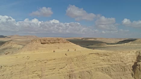 Imágenes-Aéreas-De-Un-Grupo-De-Ciclistas-Que-Recorren-Senderos-Para-Bicicletas-En-El-Cráter-Ramon-En-Israel