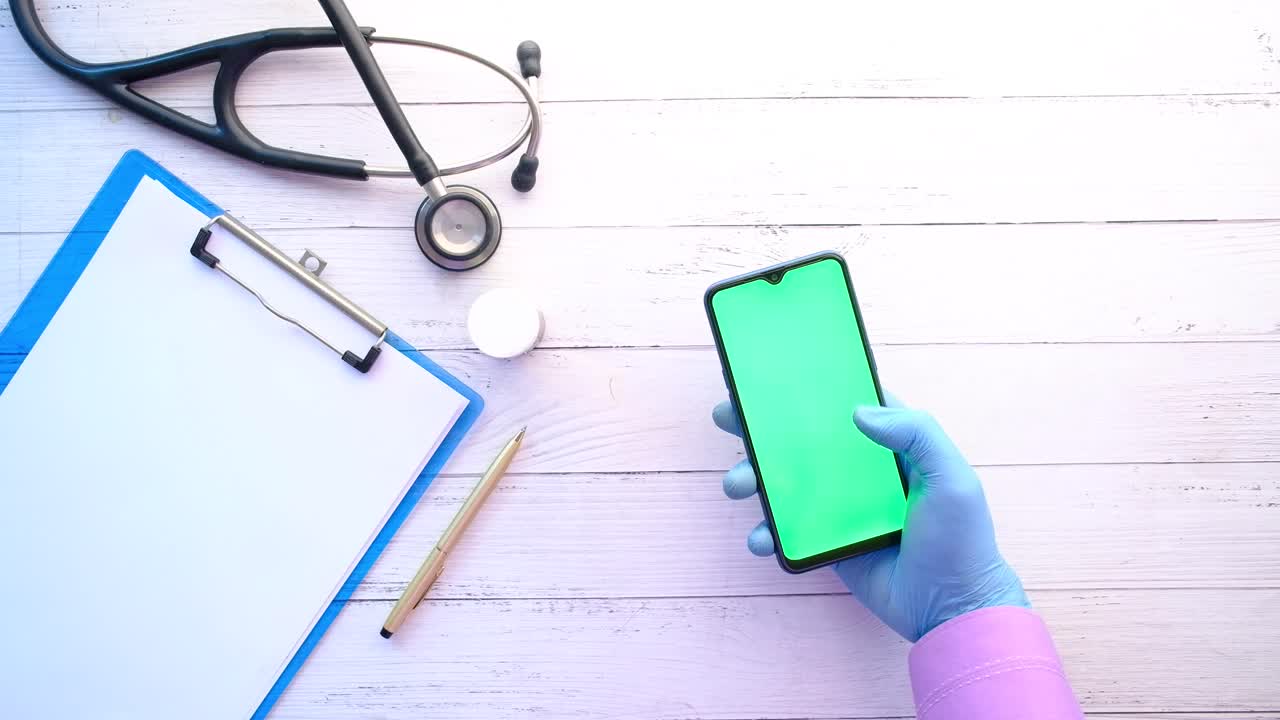 consulta médica con un teléfono inteligente