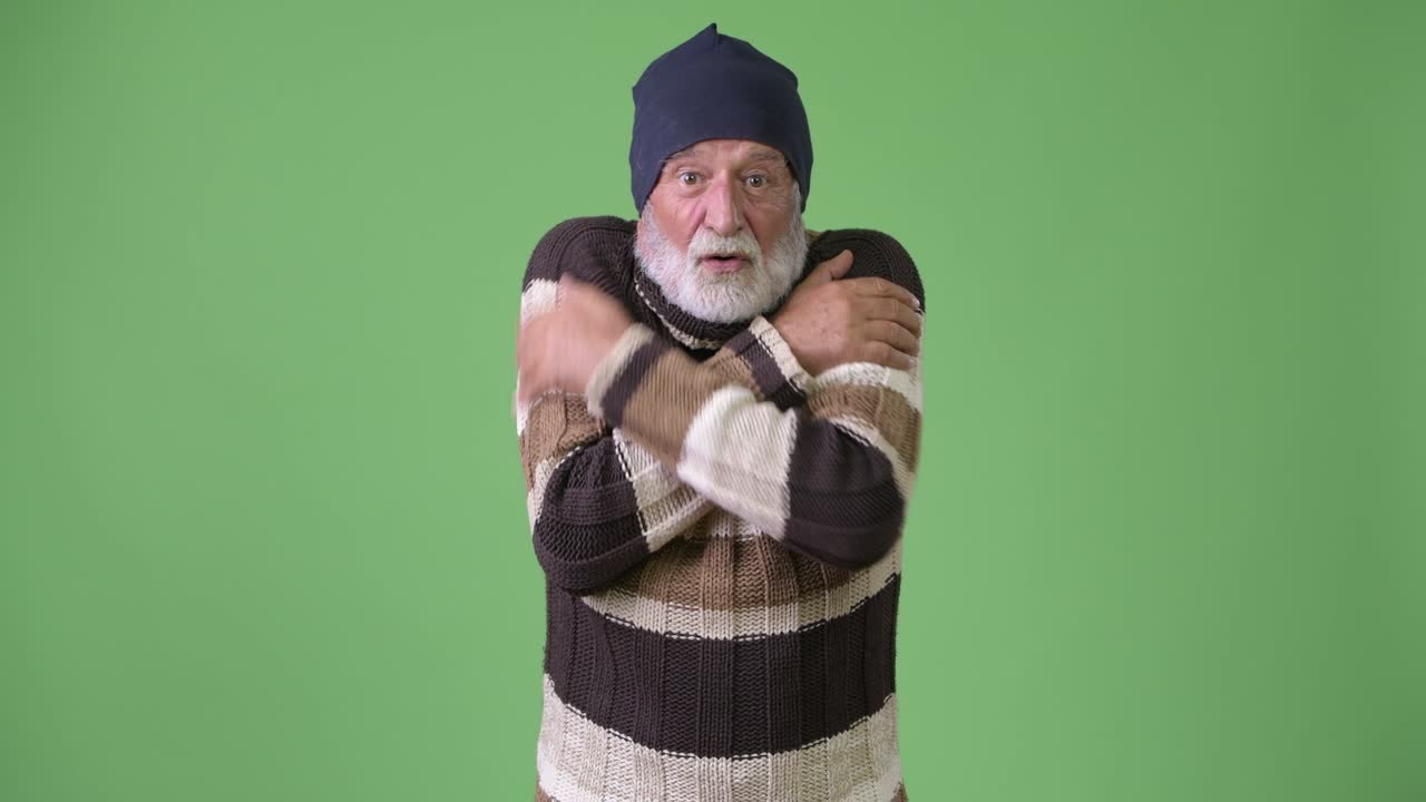 초록색 배경 에 따뜻 한 옷 을 입은 잘생긴 수염 을 가진 남자