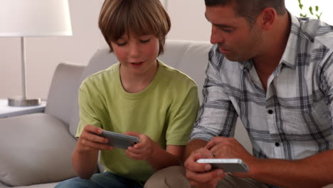 Padre-E-Hijo-Jugando-Juegos-En-El-Teléfono