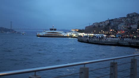ferry de estambul por la noche