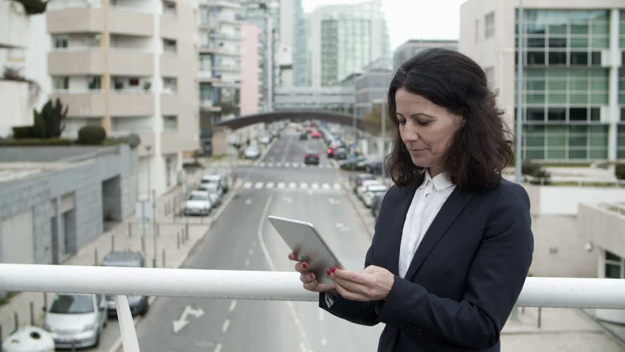 mujer de negocios usando una tableta en el puente
