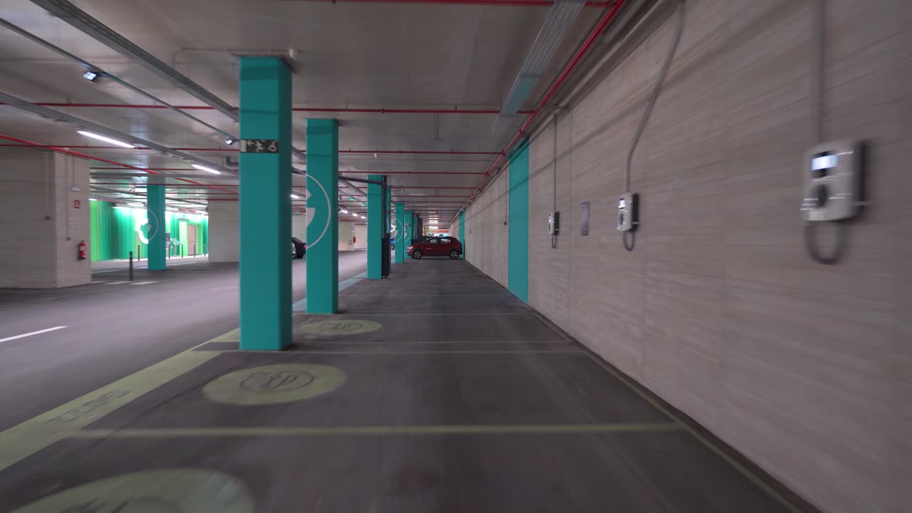 dolly en puntos de carga de vehículos eléctricos vacíos en un estacionamiento subterráneo