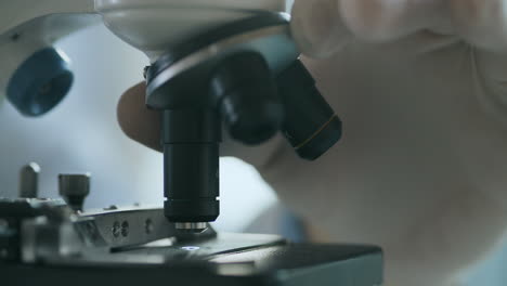 fotografía de primer plano del microscopio en el laboratorio. investigadores que trabajan en el laboratorio con el microscopio. examen de la muestra de prueba bajo el microscope en el laboratorio, imágenes de alta calidad en 4k