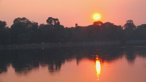 Tiro-Medio-De-Lapso-De-Tiempo-De-La-Puesta-De-Sol-Sobre-El-Lago