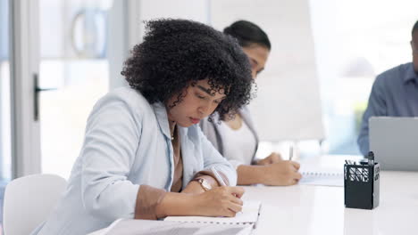 mujer con una idea, escribiendo en un cuaderno