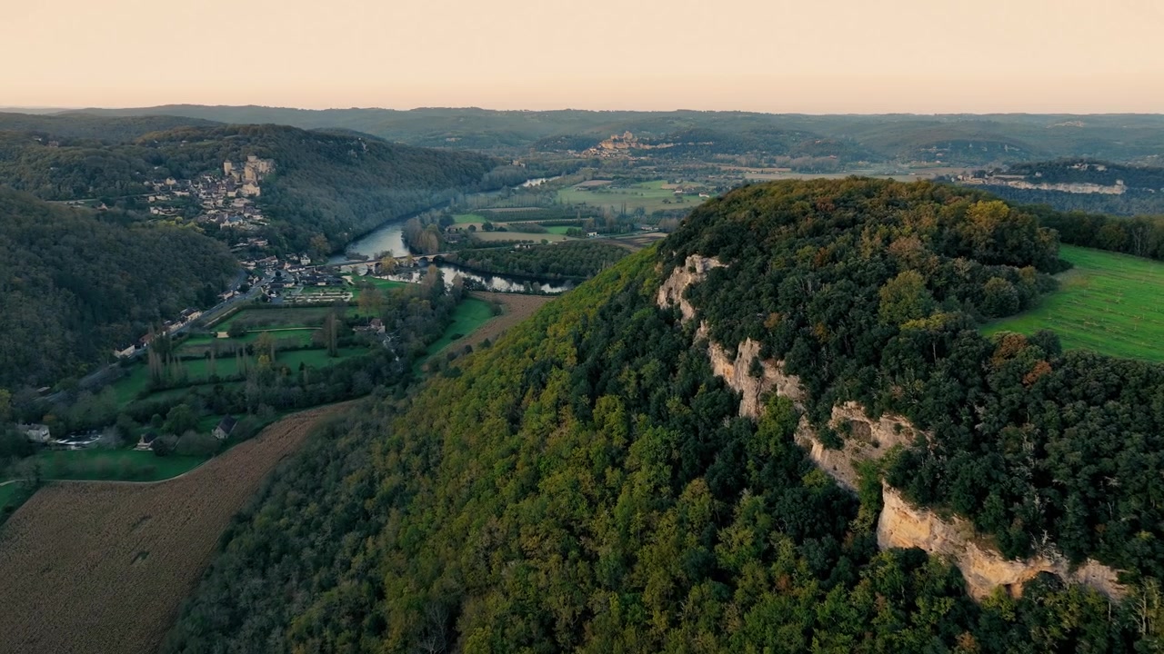 Vista aerea della valle del Céou con i castelli di Castelnaud e Beynac.