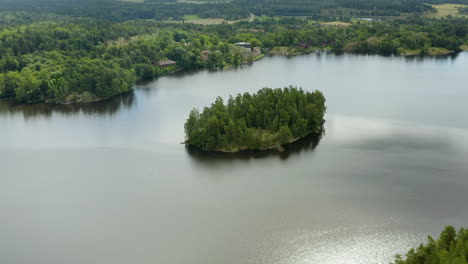 Antena,-Inclínate-Hacia-Arriba,-Un-Dron-Disparó-Sobre-Una-Isla-En-El-Lago-Bruntrasket,-Revelando-La-Mansión-Fagervik,-La-Iglesia-Y-El-Antiguo-Pueblo-De-Acero,-En-Inkoo,-Uusimaa,-Finlandia