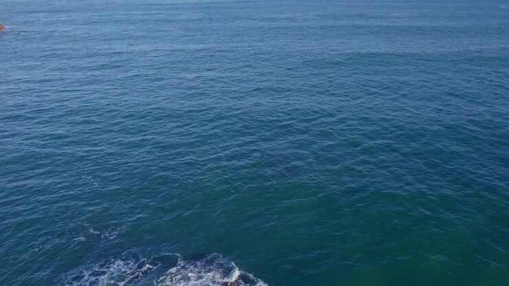 Vista aerea epica dall'alto del Mar Cantabrico, Spagna