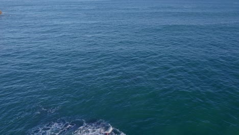 epic vista aérea de arriba del mar de cantabria, españa
