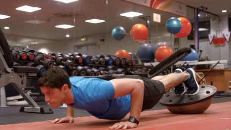 hombre haciendo flexiones en la pelota de bosu