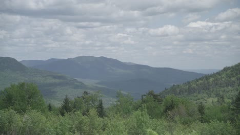 Vista-A-La-Montaña-Durante-El-Día-Con-Nubes