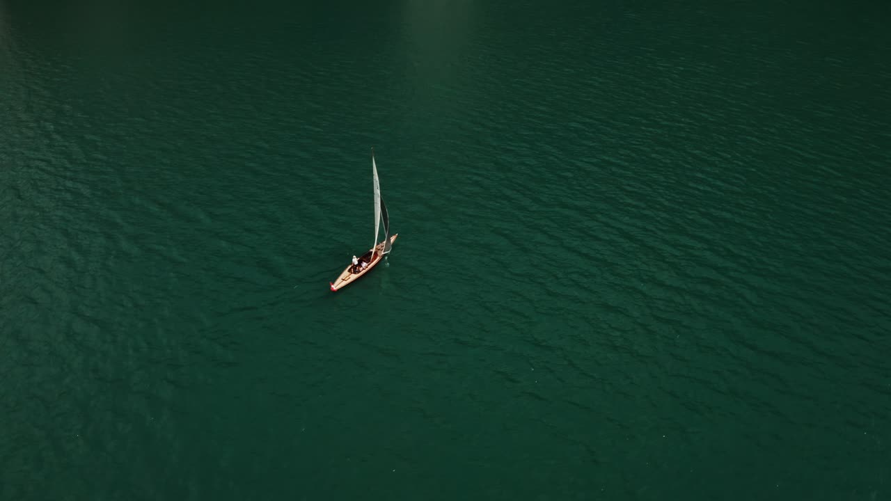 navegando en un lago de montaña